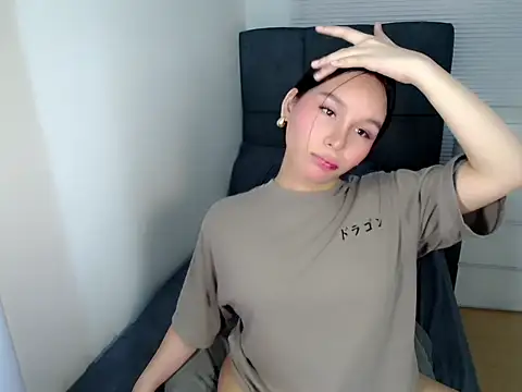 holly tabby online show from December 21, 2025, 3:02 am