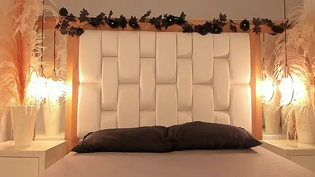 Daphne And Roger online show from November 1, 2025, 1:02 pm