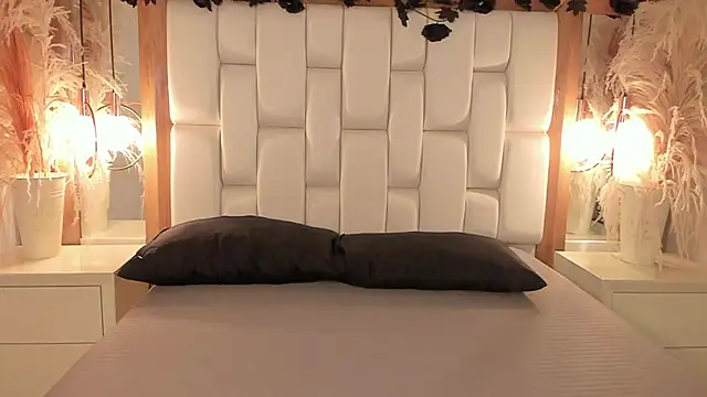 Daphne And Roger online show from November 7, 2025, 11:10 am