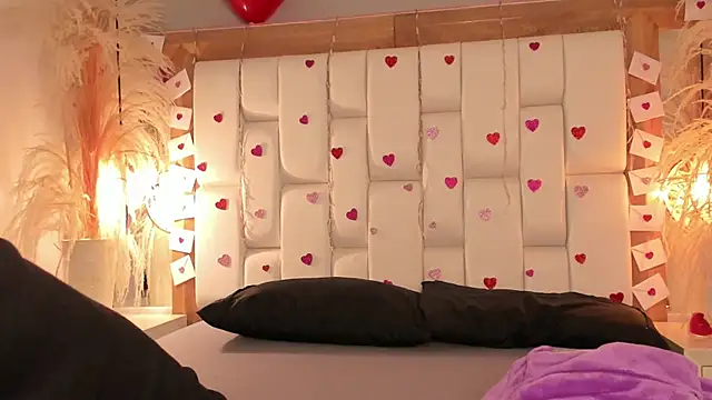 Daphne And Roger online show from February 16, 2026, 11:06 am