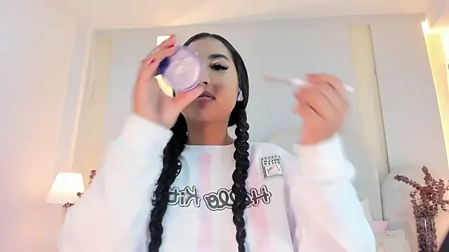 SalomeeBell online show from October 8, 2025, 8:50 pm