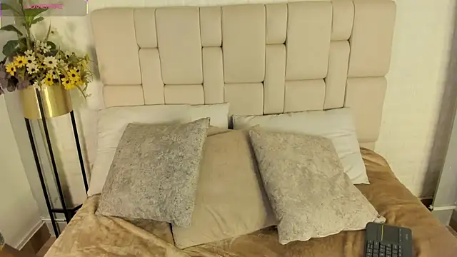 estefanyy  online show from March 21, 2026, 4:39 am