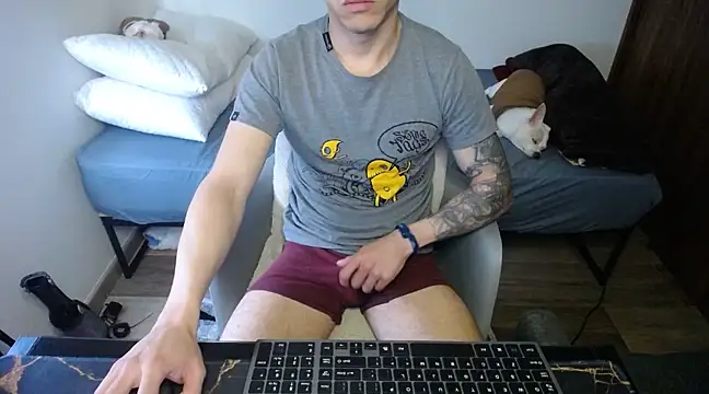 Snapshot of bossking017 chatting on February 6, 2025, 2:04 pm bossking017 online show from February 6, 2025, 2:04 pm