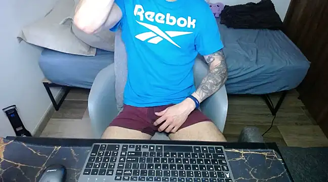 Snapshot of bossking017 chatting on February 15, 2025, 6:01 pm bossking017 online show from February 15, 2025, 6:01 pm