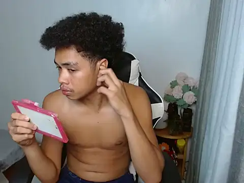 curlyasian njxx online show from April 6, 2026, 5:36 pm