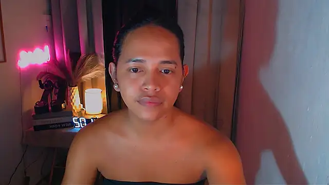 Lorainnelustts online show from December 15, 2025, 7:23 am