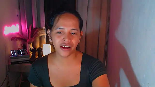 Lorainnelustts online show from December 16, 2025, 9:58 am