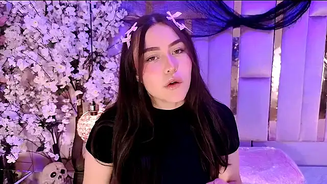 HannaCollins  online show from November 10, 2025, 1:10 pm