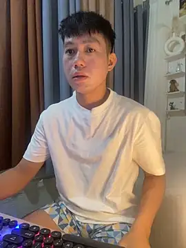 xshyboyx online show from October 29, 2025, 2:58 am