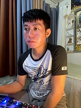 xshyboyx online show from January 7, 2026, 2:14 am