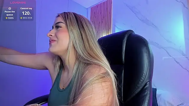 Snapshot of KYLIE_JONES6 chatting on December 3, 2025, 3:36 am KYLIE JONES6 online show from December 3, 2025, 3:36 am