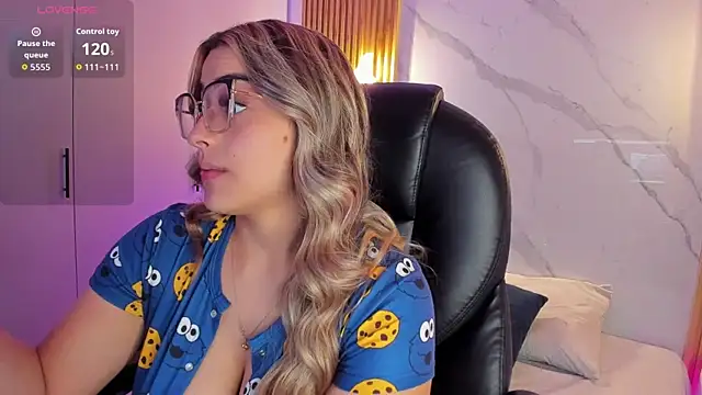 Snapshot of KYLIE_JONES6 chatting on December 16, 2025, 3:11 am KYLIE JONES6 online show from December 16, 2025, 3:11 am