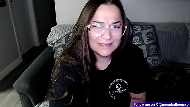 Snapshot of MoonBalloons chatting on November 2, 2025, 3:42 am MoonBalloons online show from November 2, 2025, 3:42 am