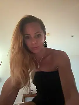 Snapshot of amelialorenz chatting on June 22, 2026, 2:13 am amelialorenz online show from June 22, 2026, 2:13 am