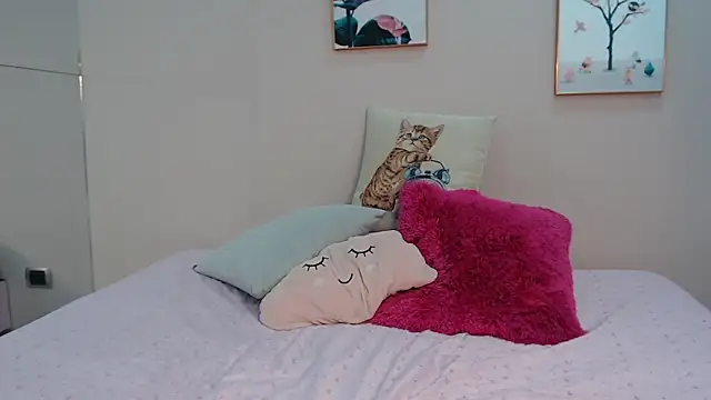 zooombee online show from September 23, 2025, 7:17 pm