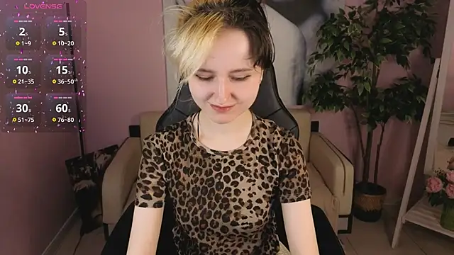 Snapshot of girl_next_doorr chatting on March 1, 2026, 1:13 pm girl next doorr online show from March 1, 2026, 1:13 pm