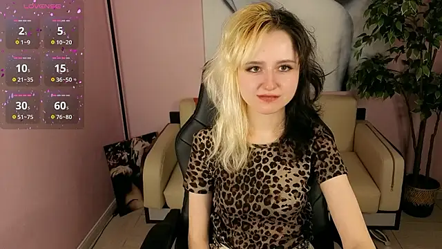 Snapshot of girl_next_doorr chatting on March 6, 2026, 1:07 pm girl next doorr online show from March 6, 2026, 1:07 pm