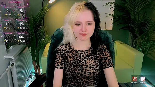 Snapshot of girl_next_doorr chatting on March 28, 2026, 1:11 pm girl next doorr online show from March 28, 2026, 1:11 pm