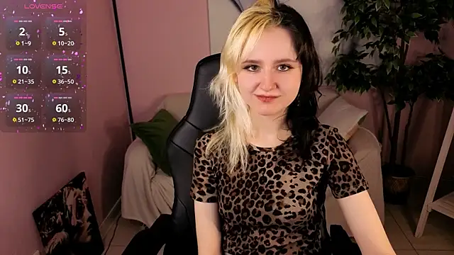 Snapshot of girl_next_doorr chatting on March 29, 2026, 1:11 pm girl next doorr online show from March 29, 2026, 1:11 pm