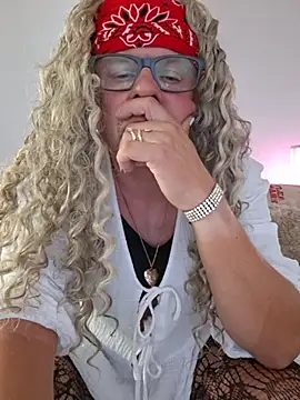 Komandos1974 online show from July 5, 2026, 4:41 am