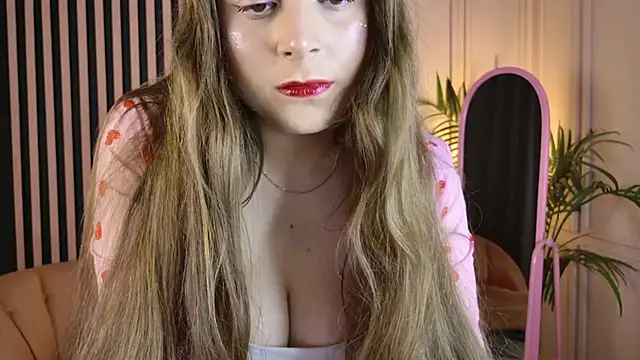 Queen Michelle  online show from December 19, 2025, 10:28 pm