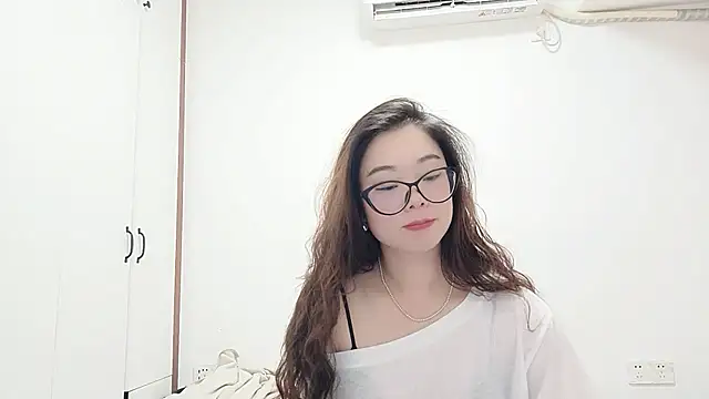 xiaoyan1314 online show from November 29, 2025, 4:32 pm