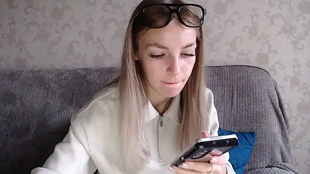 HitGyrl online show from September 9, 2025, 1:05 am