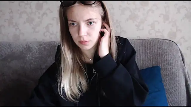 HitGyrl online show from October 4, 2025, 2:42 am