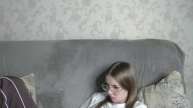 HitGyrl online show from April 1, 2026, 1:41 pm