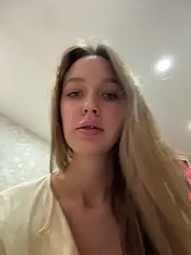 ElliRose online show from November 26, 2025, 7:42 am