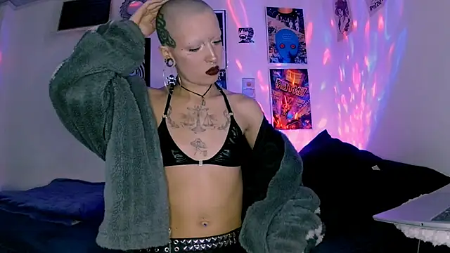 plutonbluemooon333 online show from April 21, 2026, 2:51 am