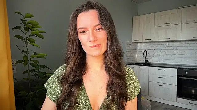 Luna Raee online show from September 25, 2025, 7:01 am