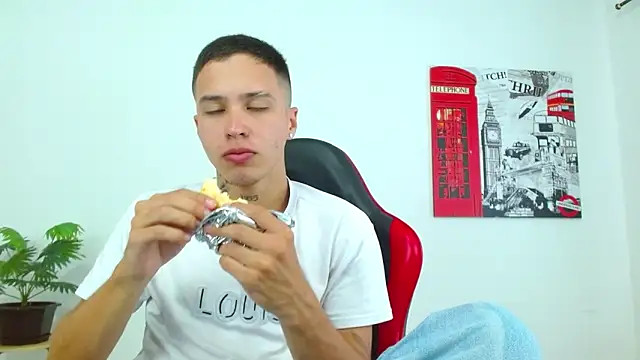 Cumandres18 online show from April 11, 2026, 2:43 pm