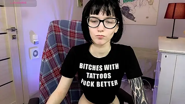 HazelTompson online show from November 14, 2025, 8:40 pm