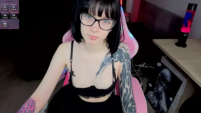 HazelTompson online show from April 10, 2026, 12:21 pm