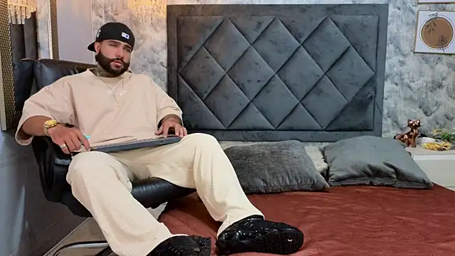 Apolo rousse1 online show from September 10, 2025, 8:09 pm