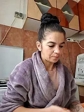 alinaalinutzq online show from October 18, 2025, 2:07 pm