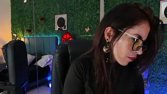 Snapshot of Linagh_ chatting on March 30, 2026, 11:33 am Linagh online show from March 30, 2026, 11:33 am