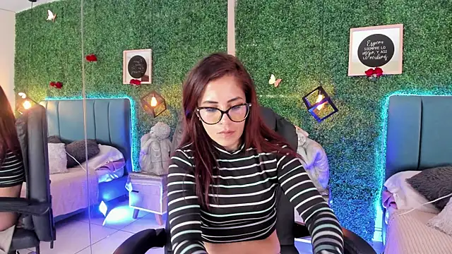 Snapshot of Linagh_ chatting on April 4, 2026, 11:29 am Linagh online show from April 4, 2026, 11:29 am