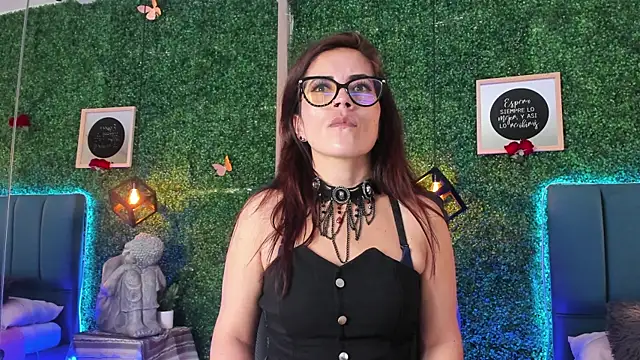 Snapshot of Linagh_ chatting on April 6, 2026, 11:33 am Linagh online show from April 6, 2026, 11:33 am