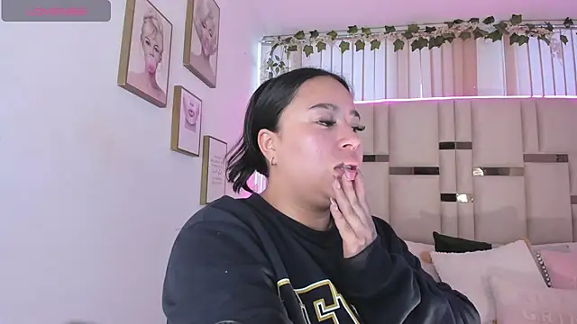 Zoey thompson online show from November 20, 2025, 7:46 pm