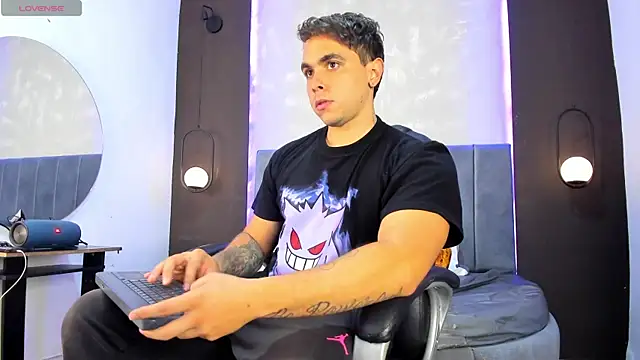 Liam walk  online show from October 14, 2025, 11:49 pm