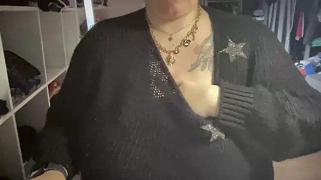 Snapshot of Bella_x69 chatting on October 28, 2025, 8:51 am Bella x69 online show from October 28, 2025, 8:51 am