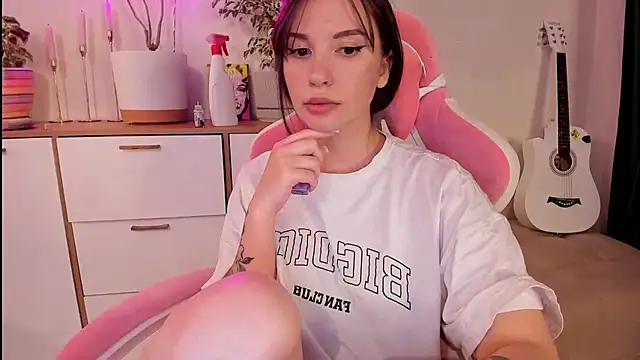 Snapshot of Voytinyme chatting on October 15, 2025, 6:30 pm Voytinyme online show from October 15, 2025, 6:30 pm