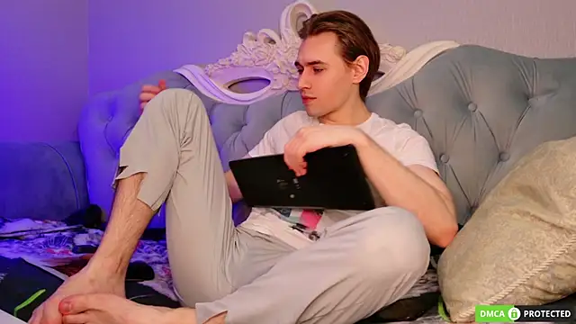 WilliamDyson online show from April 18, 2026, 3:32 am