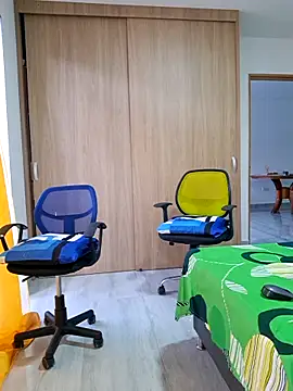 Snapshot of skinny23cm chatting on December 4, 2024, 11:30 am skinny23cm online show from December 4, 2024, 11:30 am