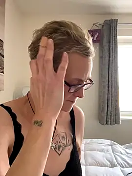 Curvy-Jinx online show from November 4, 2025, 9:19 am