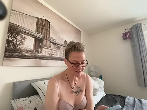 Snapshot of Curvy-Jinx chatting on March 3, 2026, 11:38 am Curvy-Jinx online show from March 3, 2026, 11:38 am