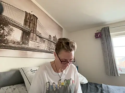 Snapshot of Curvy-Jinx chatting on March 5, 2026, 8:43 am Curvy-Jinx online show from March 5, 2026, 8:43 am