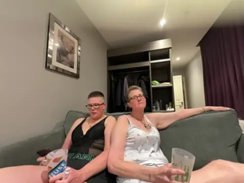 Snapshot of Curvy-Jinx chatting on March 7, 2026, 8:06 pm Curvy-Jinx online show from March 7, 2026, 8:06 pm